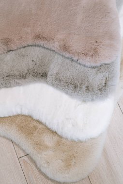 Farklı renklerde sahte tavşan kürkünden yapılmış küçük iç halılar. İç dekorasyon ayrıntıları.