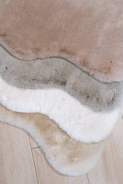 Farklı renklerde sahte tavşan kürkünden yapılmış küçük iç halılar. İç dekorasyon ayrıntıları.
