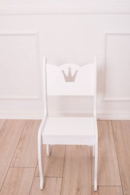 Küçük bir prensesin odası için çocuk mobilyası. Çocuk odası için çocuk sandalyesi. Çocuk mobilyası.