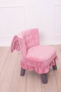 Küçük prensesin bebek odası için kanatlı şirin pembe bir sandalye. Çocuk mobilyası. Küçük kızlar için mobilyalar.