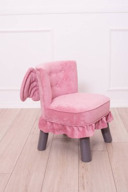 Küçük prensesin bebek odası için kanatlı şirin pembe bir sandalye. Çocuk mobilyası. Küçük kızlar için mobilyalar.