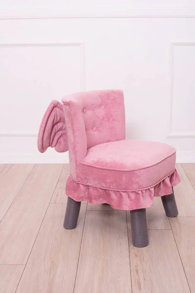 给小公主的育儿室配上带翅膀的粉色柔软的椅子 儿童家具 小女孩的家具 — 图库照片