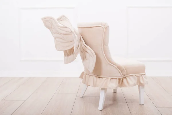 可爱的米色软椅 有翅膀小公主的育儿室 儿童家具 小女孩的家具 — 图库照片
