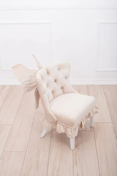 可爱的米色软椅 有翅膀小公主的育儿室 儿童家具 小女孩的家具 — 图库照片