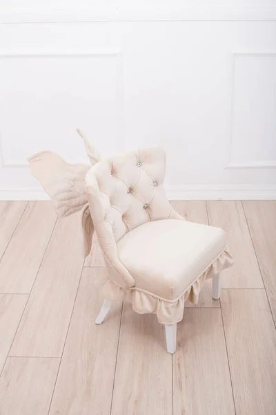 Jolie Chaise Douce Beige Avec Des Ailes Pour Pépinière Petite — Photo