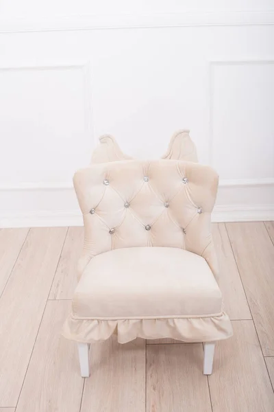 Jolie Chaise Douce Beige Avec Des Ailes Pour Pépinière Petite — Photo