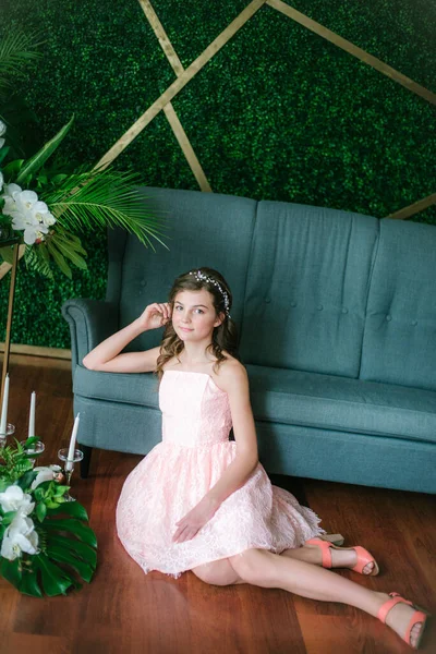 Atraktivní Mladá Dívka Romantických Růžových Šatech Gauče Mezi Tropickou Zelení — Stock fotografie