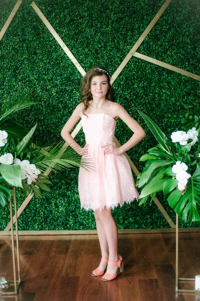 Menina Atraente Vestido Rosa Romântico Entre Vegetação Tropical Orquídeas Brancas — Fotografia de Stock