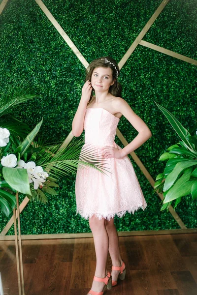 Atraktivní Mladá Dívka Romantických Růžových Šatech Mezi Tropickou Zelení Bílé — Stock fotografie