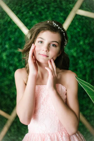 Menina Atraente Vestido Rosa Romântico Entre Vegetação Tropical Orquídeas Brancas — Fotografia de Stock