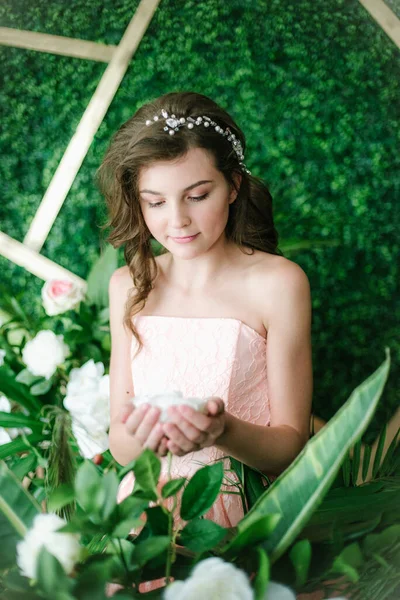 Ελκυστικό Νεαρό Κορίτσι Ένα Ρομαντικό Ροζ Φόρεμα Ανάμεσα Τροπικό Πράσινο — Φωτογραφία Αρχείου