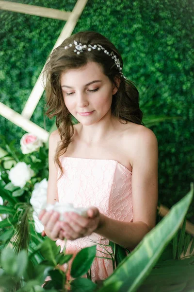 Приваблива Молода Дівчина Романтичній Рожевій Сукні Серед Тропічної Зелені Білих — стокове фото