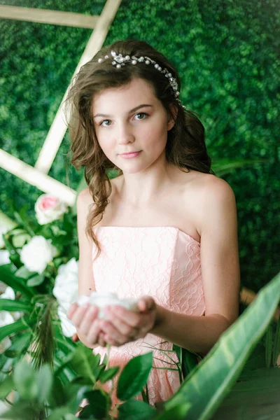 Menina Atraente Vestido Rosa Romântico Entre Vegetação Tropical Orquídeas Brancas — Fotografia de Stock