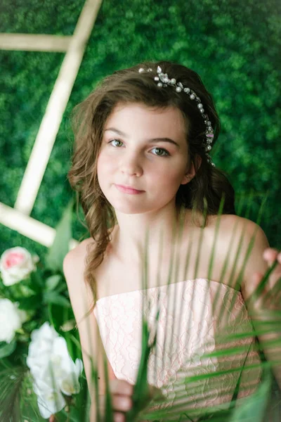 Atrakcyjna Młoda Dziewczyna Romantycznej Różowej Sukience Wśród Tropikalnej Zieleni Białych — Zdjęcie stockowe
