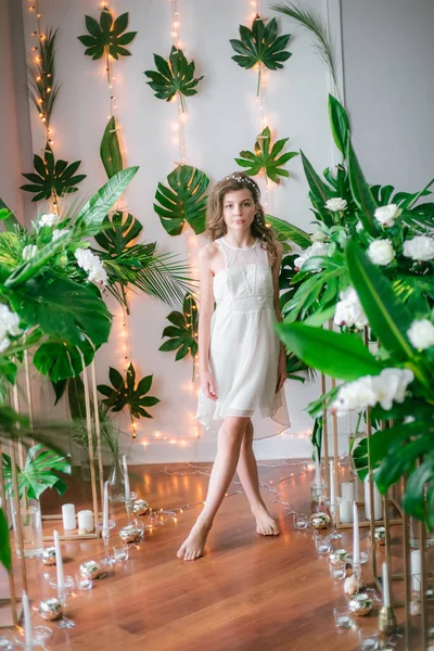 Aantrekkelijk Jong Meisje Een Romantische Witte Jurk Tussen Tropisch Groen — Stockfoto