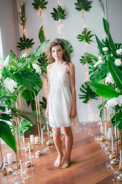 Atraktivní Mladá Dívka Romantických Bílých Šatech Mezi Tropickou Zelení Bílé — Stock fotografie