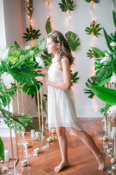 Muchacha Joven Atractiva Vestido Blanco Romántico Entre Vegetación Tropical Orquídeas —  Fotos de Stock