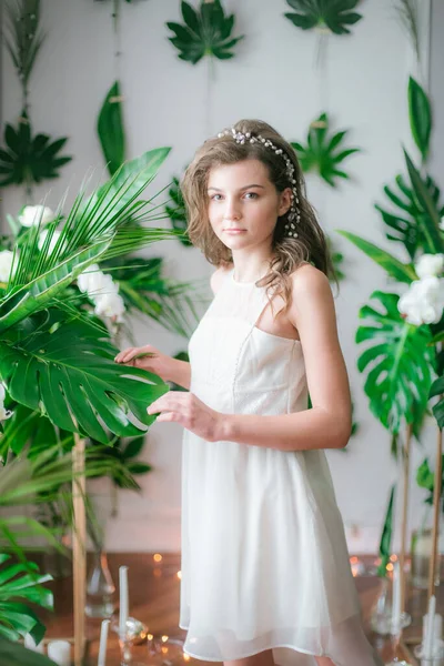 Menina Atraente Vestido Branco Romântico Entre Vegetação Tropical Orquídeas Brancas — Fotografia de Stock