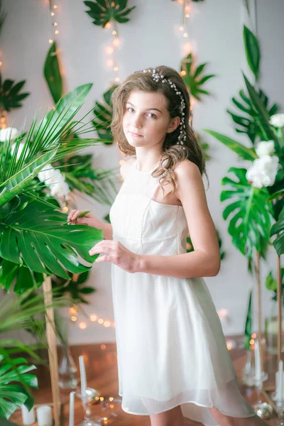 熱帯の緑と白の蘭 バラやユリの間でロマンチックな白いドレスの魅力的な若い女の子 美とファッション — ストック写真