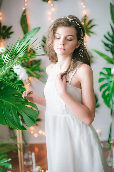 Ελκυστικό Νεαρό Κορίτσι Ένα Ρομαντικό Λευκό Φόρεμα Ανάμεσα Τροπικό Πράσινο — Φωτογραφία Αρχείου