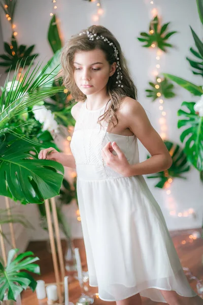 Attraente Ragazza Abito Bianco Romantico Tra Verde Tropicale Orchidee Bianche — Foto Stock