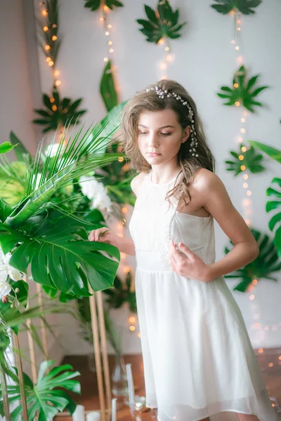 Attraente Ragazza Abito Bianco Romantico Tra Verde Tropicale Orchidee Bianche — Foto Stock