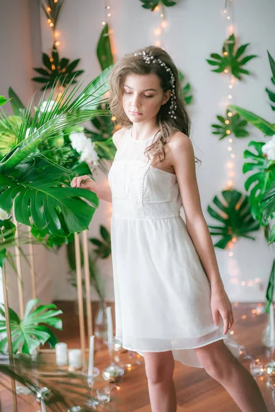 Menina Atraente Vestido Branco Romântico Entre Vegetação Tropical Orquídeas Brancas — Fotografia de Stock