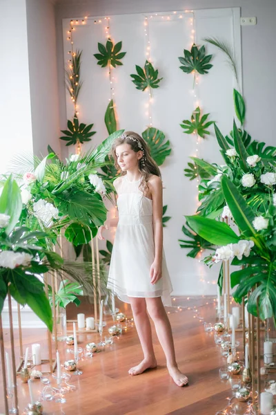 Menina Atraente Vestido Branco Romântico Entre Vegetação Tropical Orquídeas Brancas — Fotografia de Stock