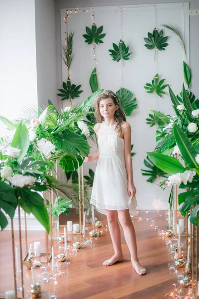 Menina Atraente Vestido Branco Romântico Entre Vegetação Tropical Orquídeas Brancas — Fotografia de Stock