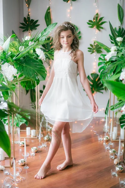 Atraktivní Mladá Dívka Romantických Bílých Šatech Mezi Tropickou Zelení Bílé — Stock fotografie