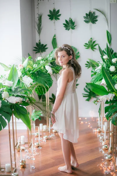 Menina Atraente Vestido Branco Romântico Entre Vegetação Tropical Orquídeas Brancas — Fotografia de Stock