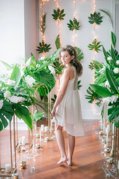 Muchacha Joven Atractiva Vestido Blanco Romántico Entre Vegetación Tropical Orquídeas —  Fotos de Stock