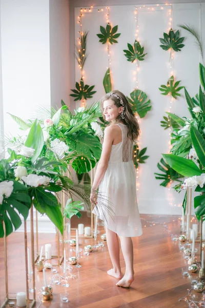 Menina Atraente Vestido Branco Romântico Entre Vegetação Tropical Orquídeas Brancas — Fotografia de Stock