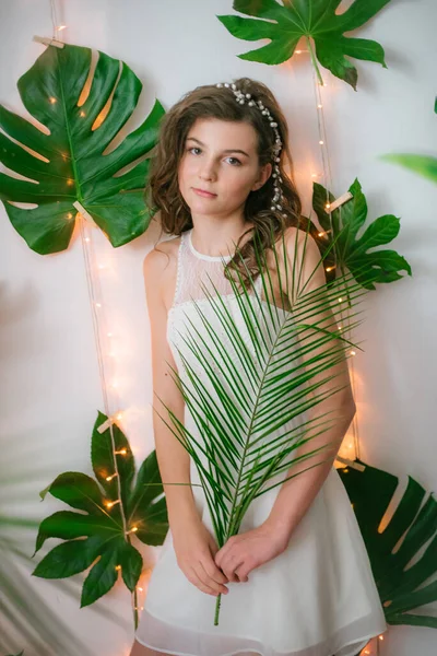 Menina Atraente Vestido Branco Romântico Entre Vegetação Tropical Orquídeas Brancas — Fotografia de Stock