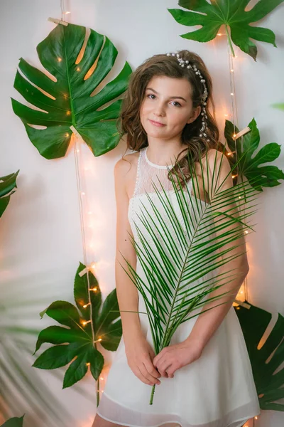 Aantrekkelijk Jong Meisje Een Romantische Witte Jurk Tussen Tropisch Groen — Stockfoto