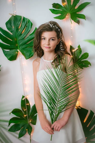 Jolie Jeune Fille Dans Une Robe Blanche Romantique Entre Verdure — Photo