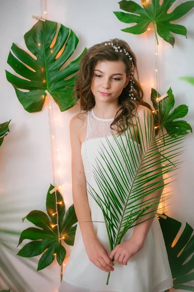 Muchacha Joven Atractiva Vestido Blanco Romántico Entre Vegetación Tropical Orquídeas —  Fotos de Stock