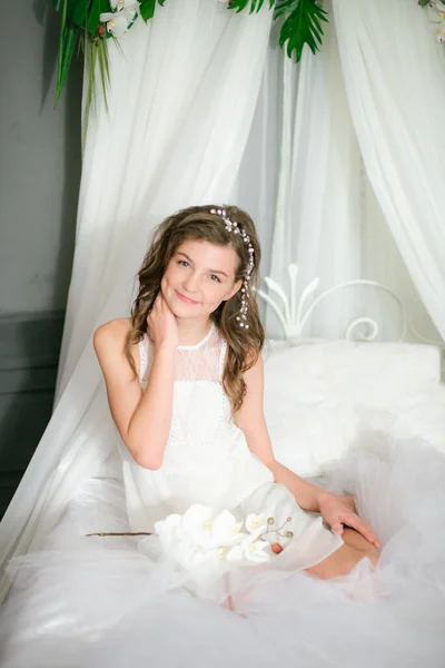 Romantik Beyaz Elbiseli Çekici Bir Genç Kız Ellerinde Beyaz Orkidelerle — Stok fotoğraf