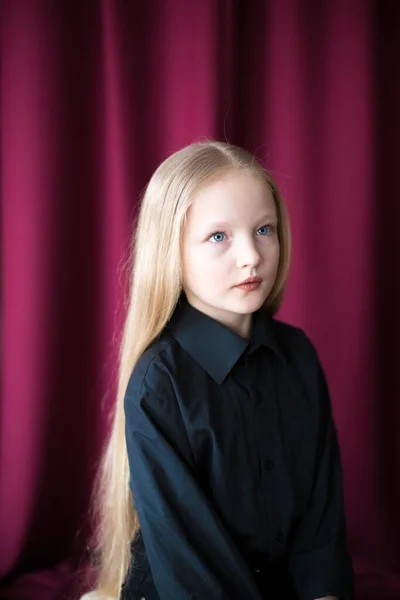 Симпатичная Девочка Длинными Волосами Черной Рубашке Джинсах Красном Фоне Студии — стоковое фото