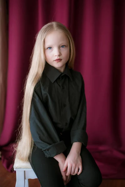 Nettes Kleines Mädchen Mit Langen Blonden Haaren Schwarzem Hemd Und — Stockfoto