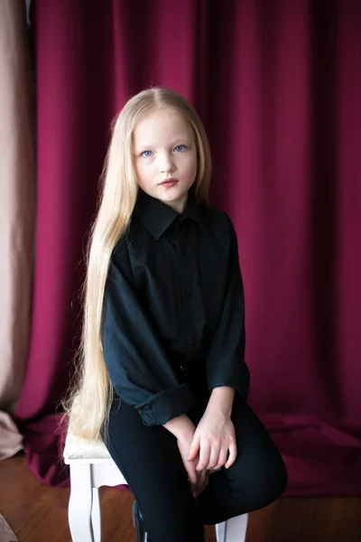 Linda Niña Con Pelo Largo Rubio Una Camisa Negra Jeans —  Fotos de Stock