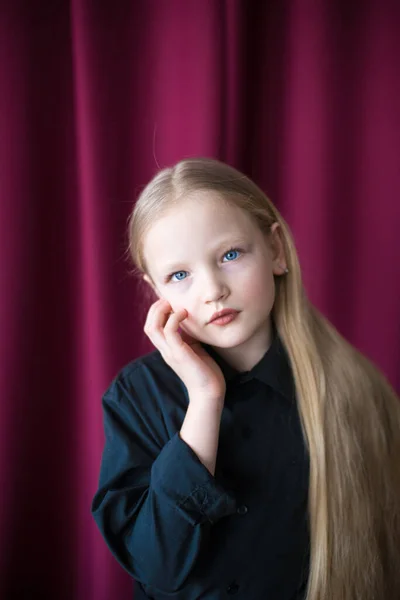 Leuk Klein Meisje Met Lang Blond Haar Een Zwart Shirt — Stockfoto