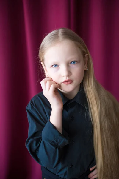 Jolie Petite Fille Aux Longs Cheveux Blonds Chemise Noire Jean — Photo