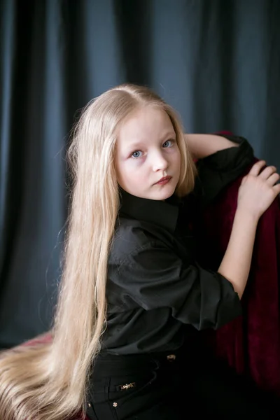 Linda Niña Con Pelo Largo Rubio Una Camisa Negra Jeans —  Fotos de Stock