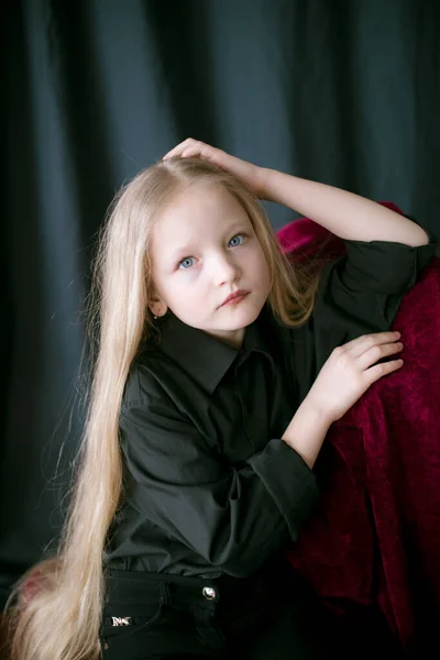Roztomilá Holčička Dlouhými Blond Vlasy Černé Košili Džíny Černém Pozadí — Stock fotografie