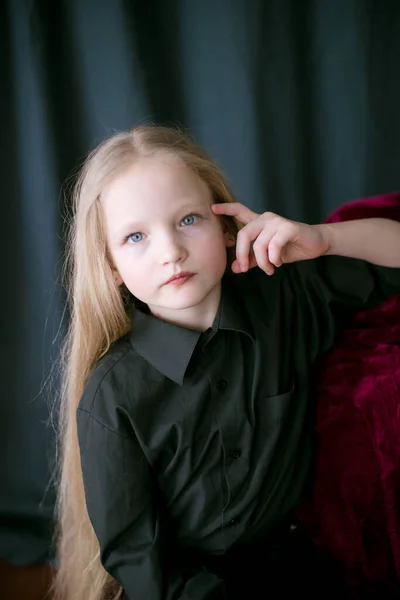 Linda Niña Con Pelo Largo Rubio Una Camisa Negra Jeans —  Fotos de Stock