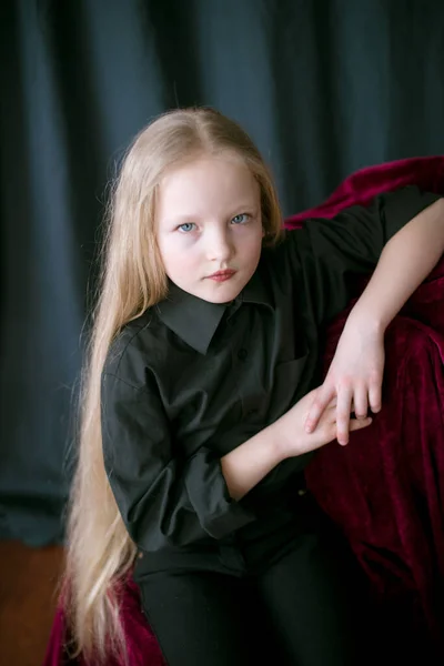 Leuk Klein Meisje Met Lang Blond Haar Een Zwart Shirt — Stockfoto