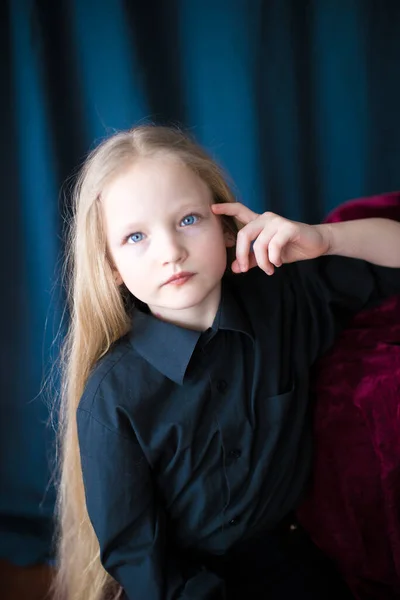 Linda Niña Con Pelo Largo Rubio Una Camisa Negra Jeans —  Fotos de Stock