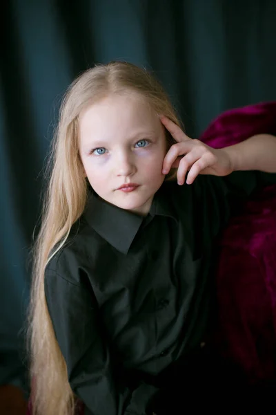 Leuk Klein Meisje Met Lang Blond Haar Een Zwart Shirt — Stockfoto