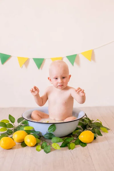 Netter Kleiner Junge Mit Blonden Haaren Der Einem Becken Mit — Stockfoto